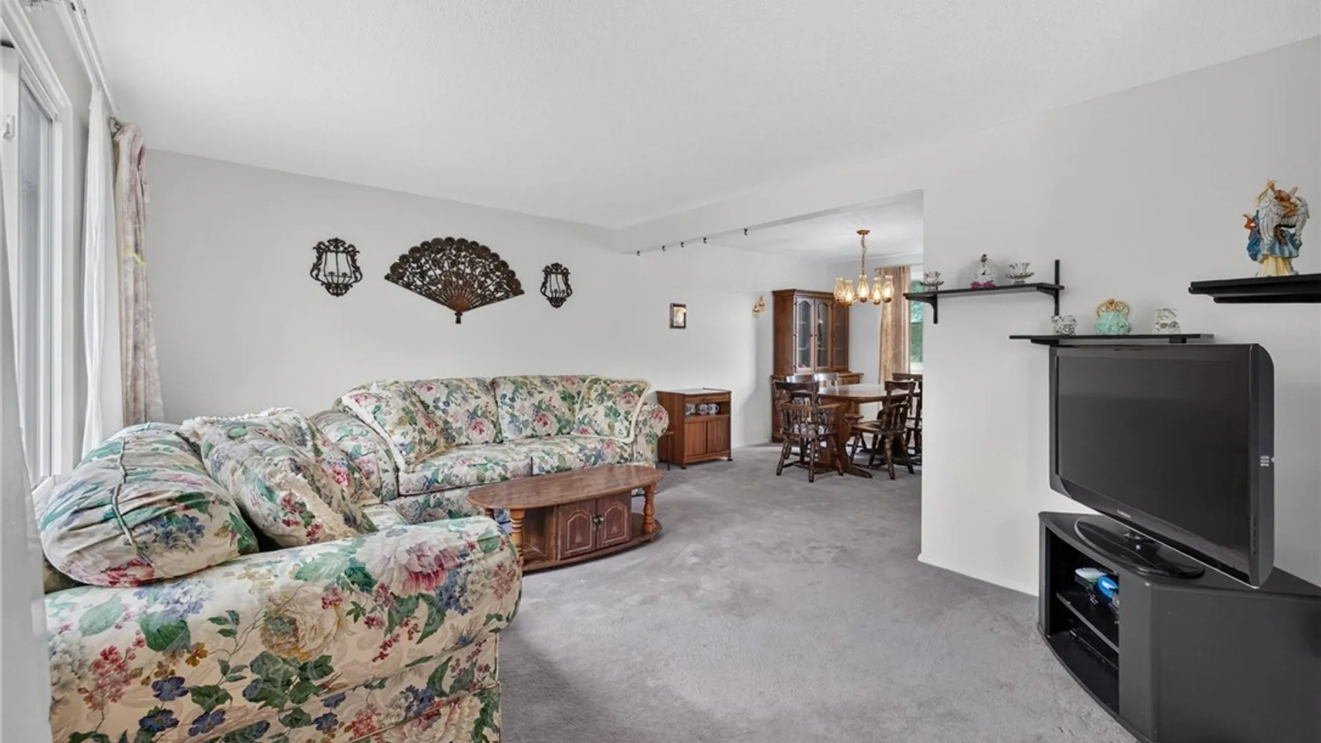 Property at 29 Woodgate Drive, Cheektowaga, NY 14227 11