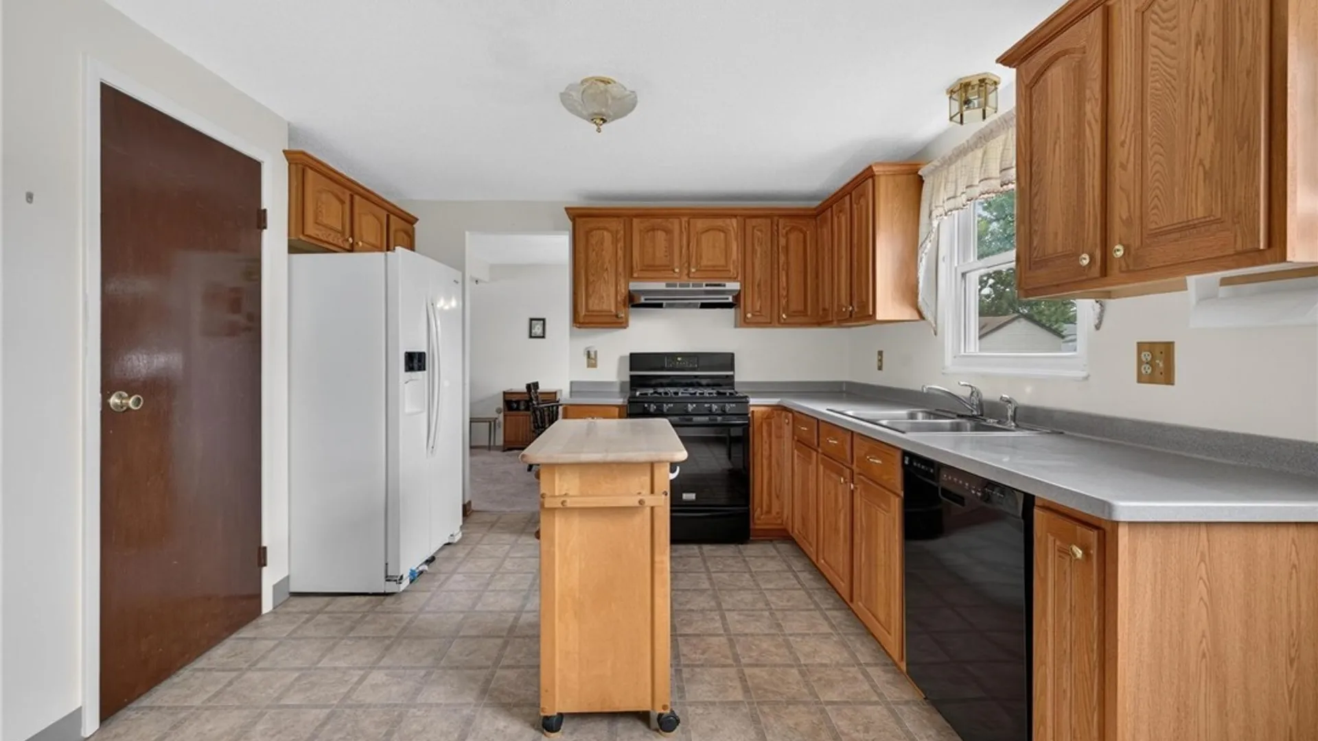 Property at 29 Woodgate Drive, Cheektowaga, NY 14227 4