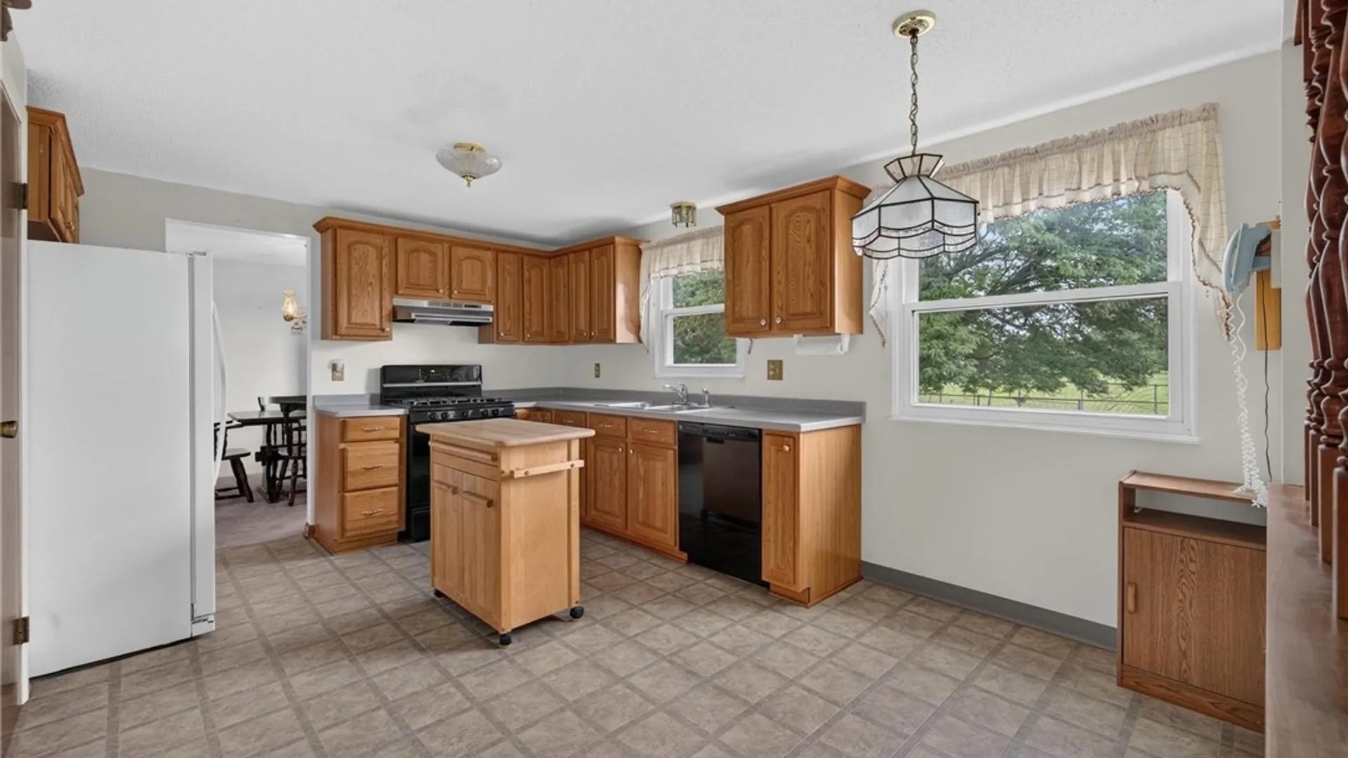 Property at 29 Woodgate Drive, Cheektowaga, NY 14227 5