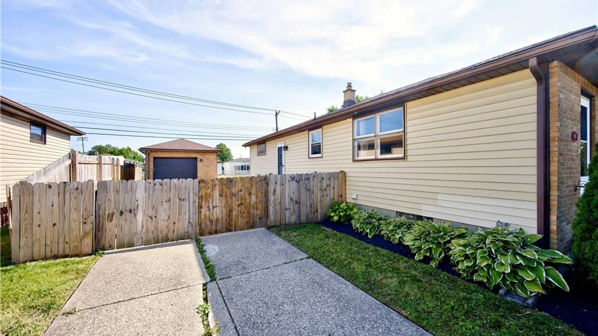 Property at 305 Lydia Lane, Cheektowaga, NY 14225 17