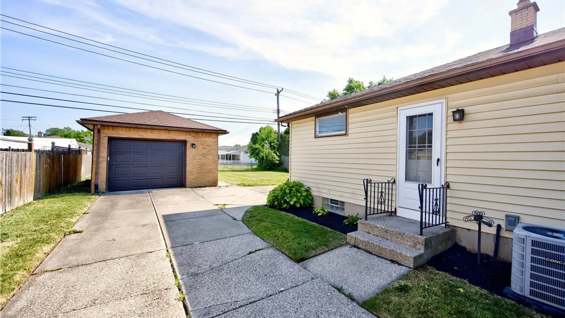 Property at 305 Lydia Lane, Cheektowaga, NY 14225 18