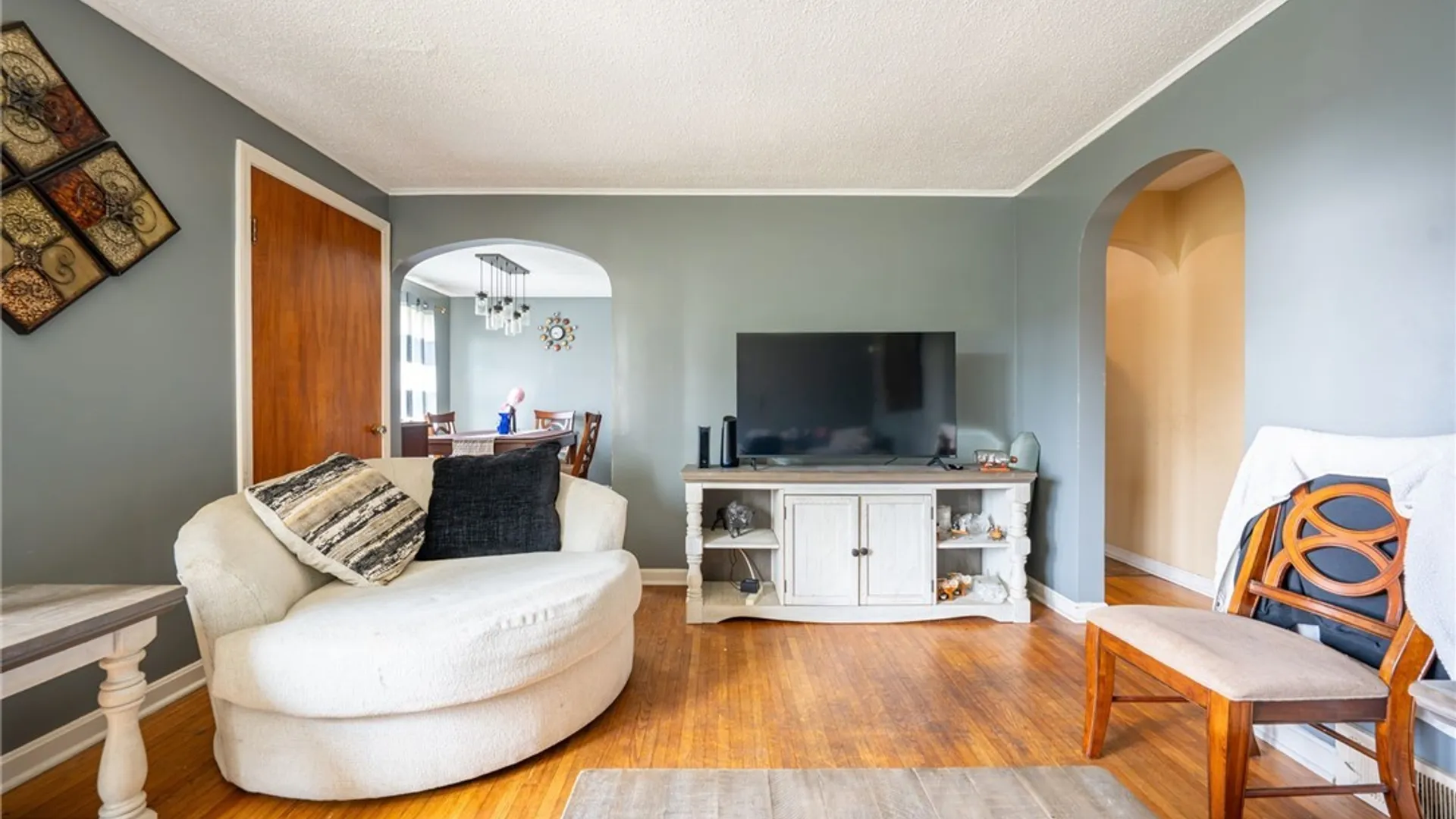 Property at 84 Alpine Place, Cheektowaga, NY 14225 4