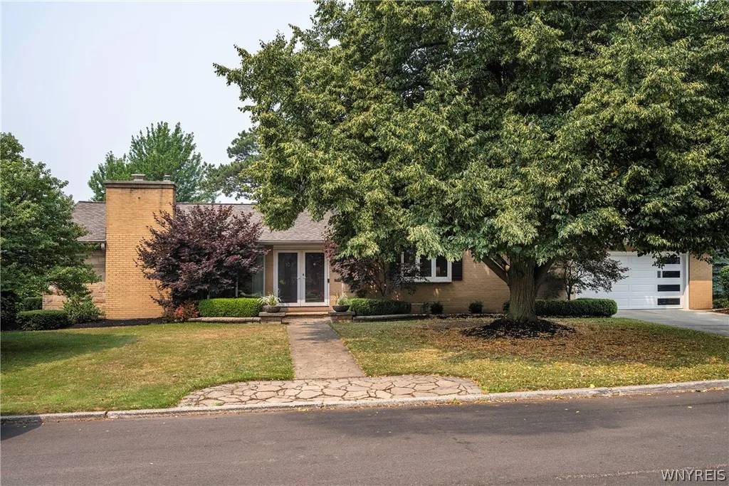 Property at 10 Randwood Lane, Buffalo, NY 14216