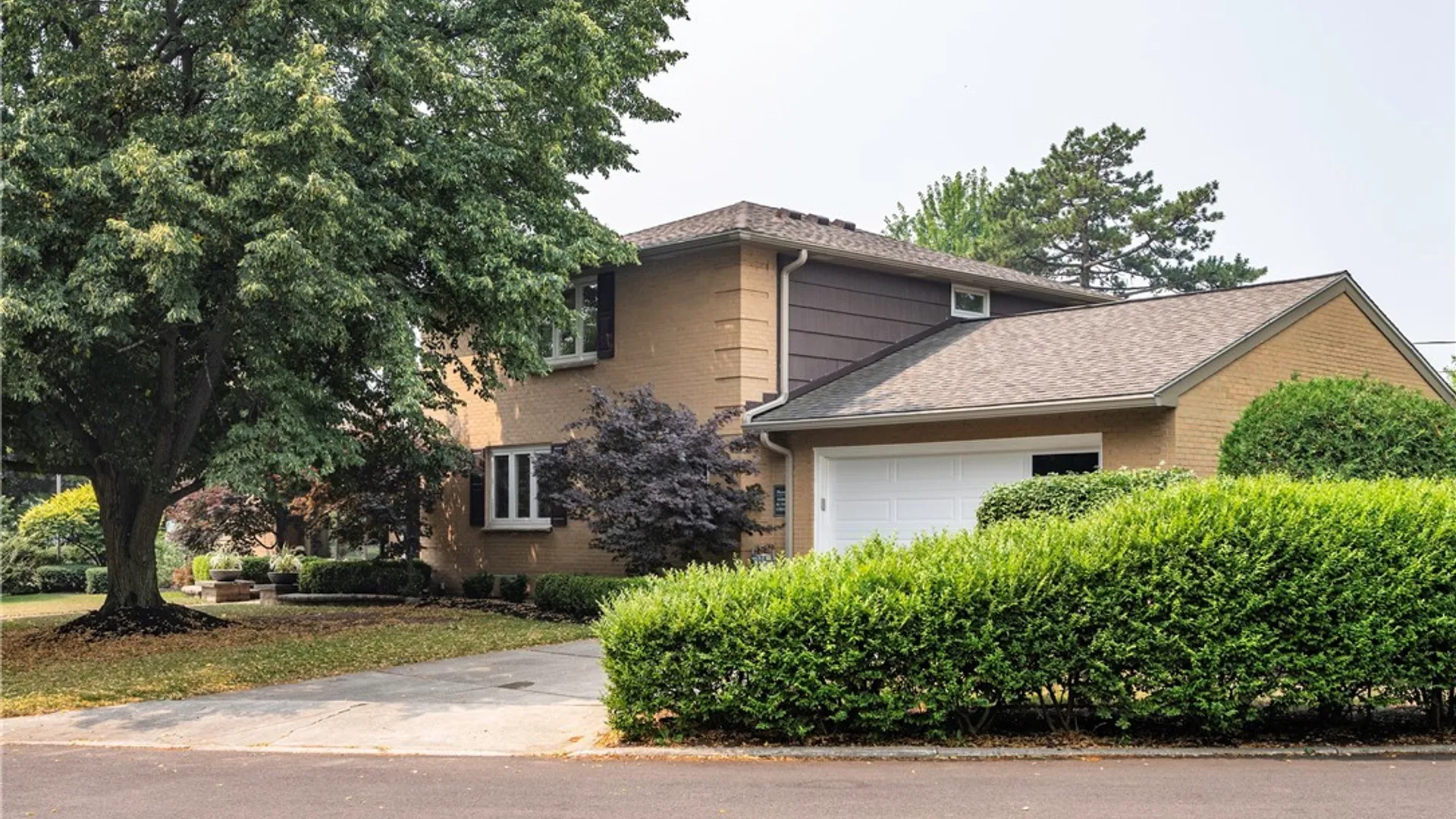 Property at 10 Randwood Lane, Buffalo, NY 14216 4