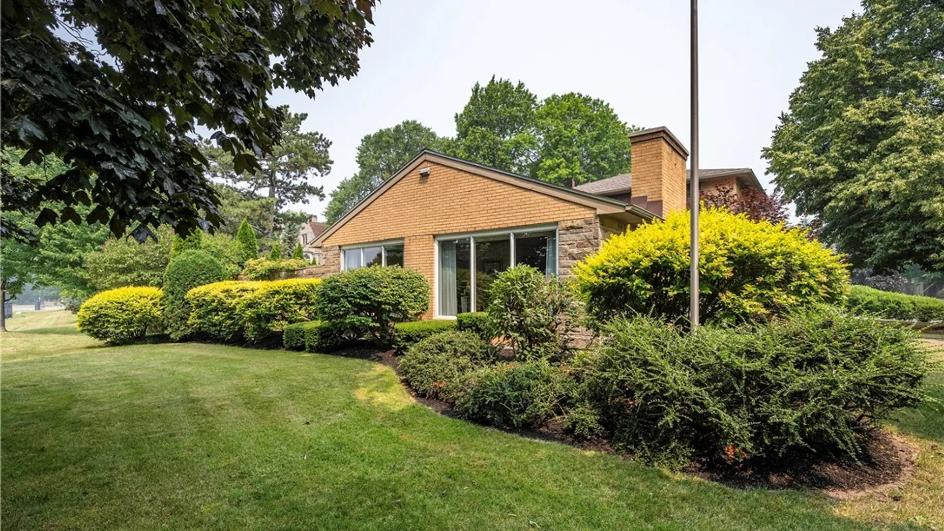 Property at 10 Randwood Lane, Buffalo, NY 14216 6