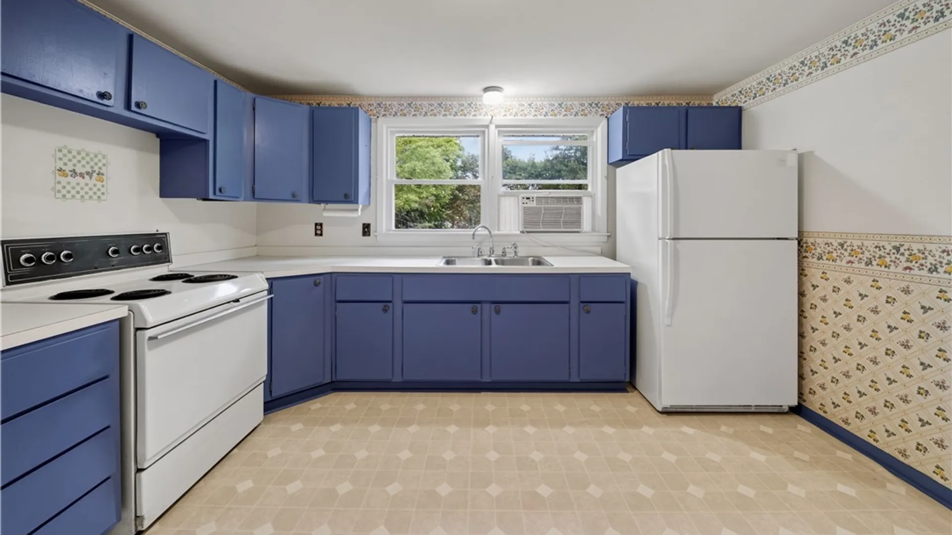 Property at 117 Suffolk Road, Camillus, NY 13219 4