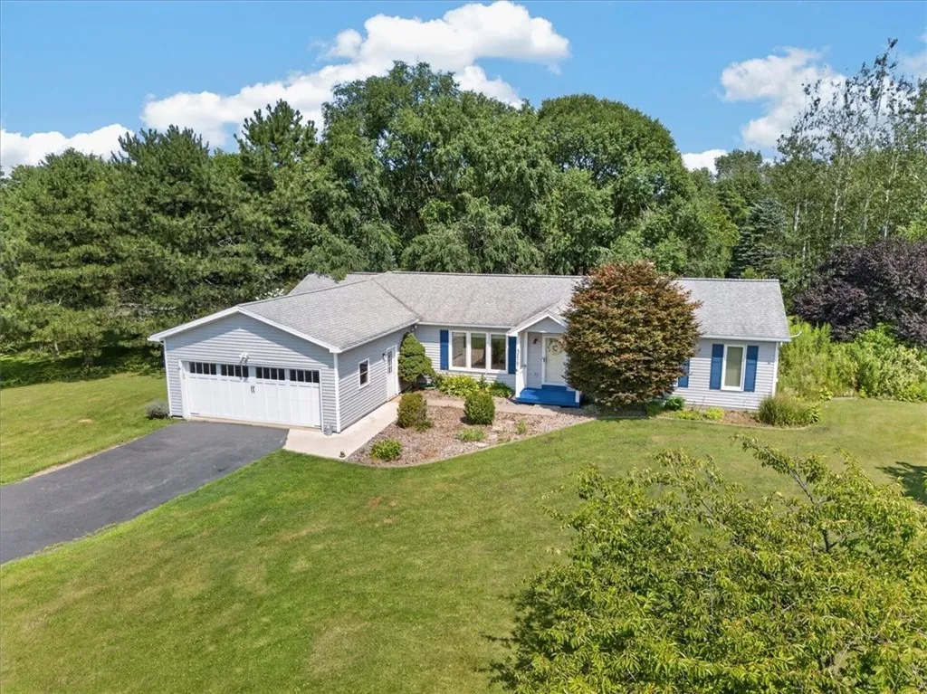 Property at 5770 Coppersmith Trl, Ontario, NY 14519