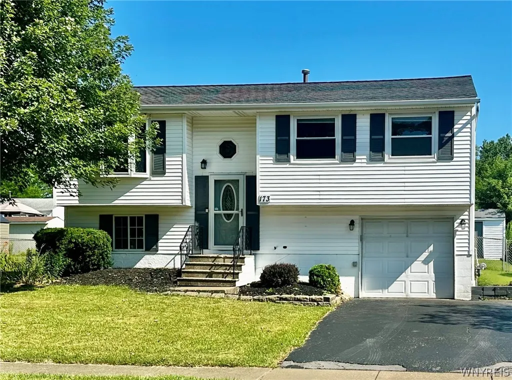 Property at 173 Oakhill Drive, Hamburg, NY 14075