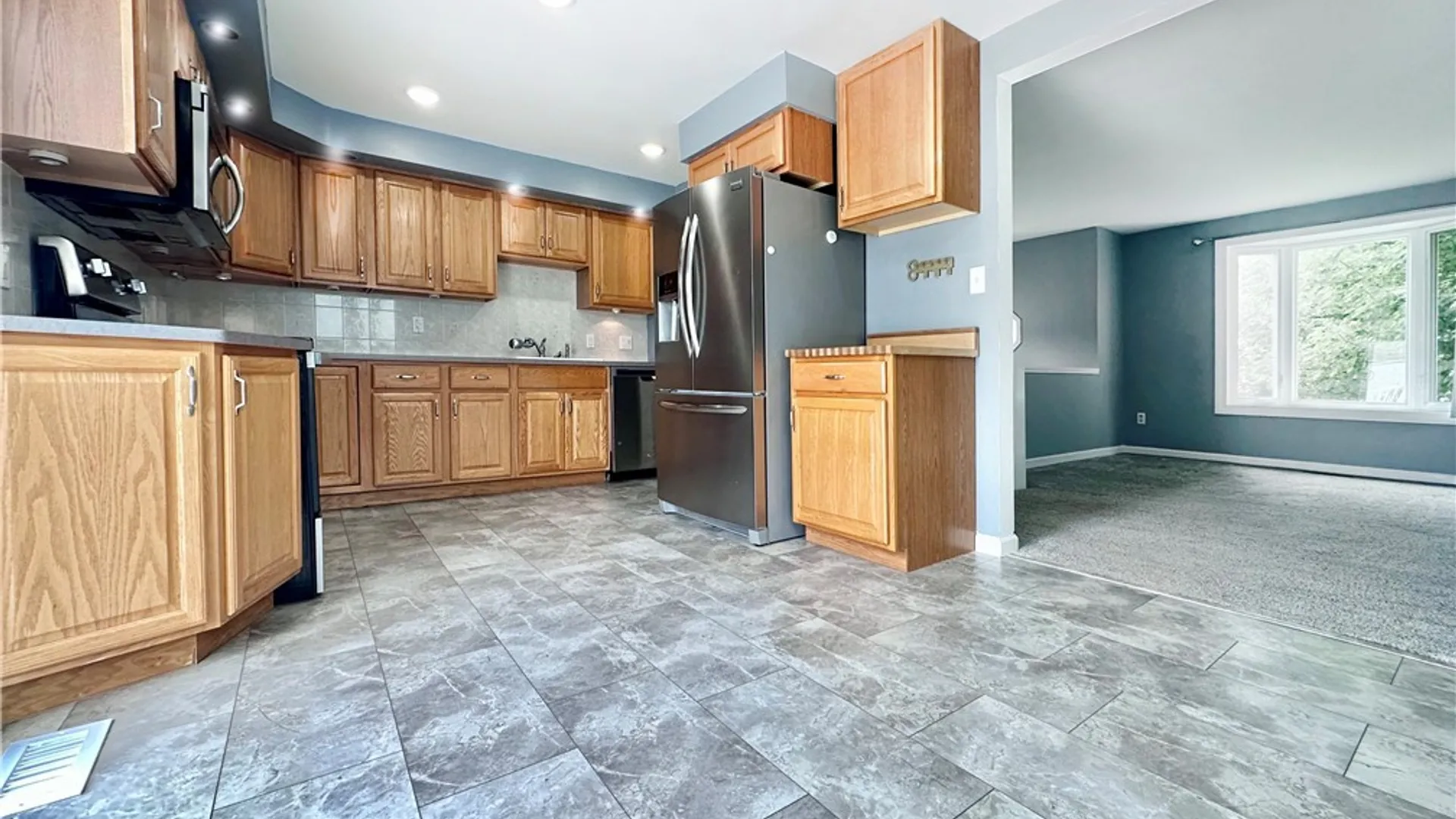 Property at 173 Oakhill Drive, Hamburg, NY 14075 10