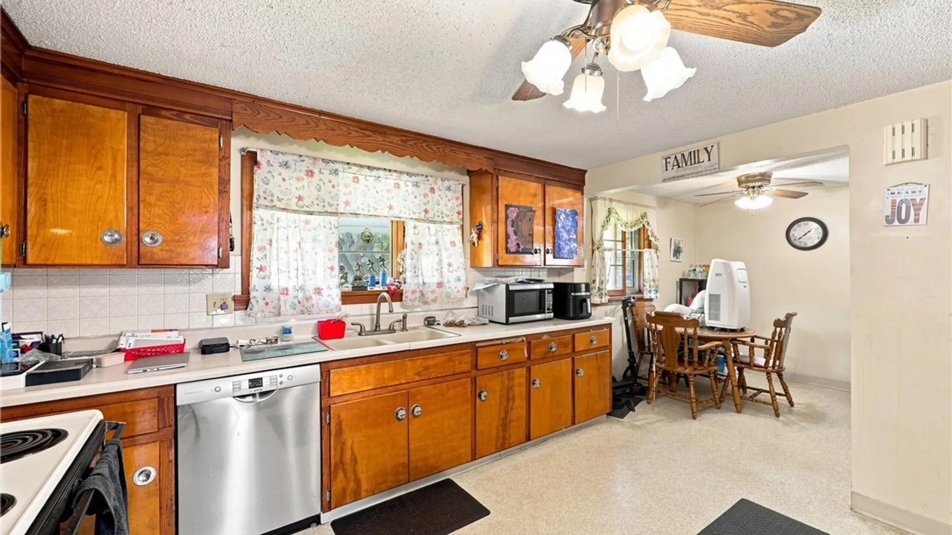 Property at 62 Maple Avenue, Hamburg, NY 14219 10
