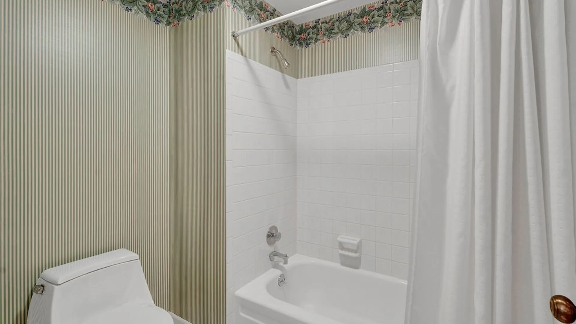 Property at 16 Chapel Woods Court, Amherst, NY 14221 23