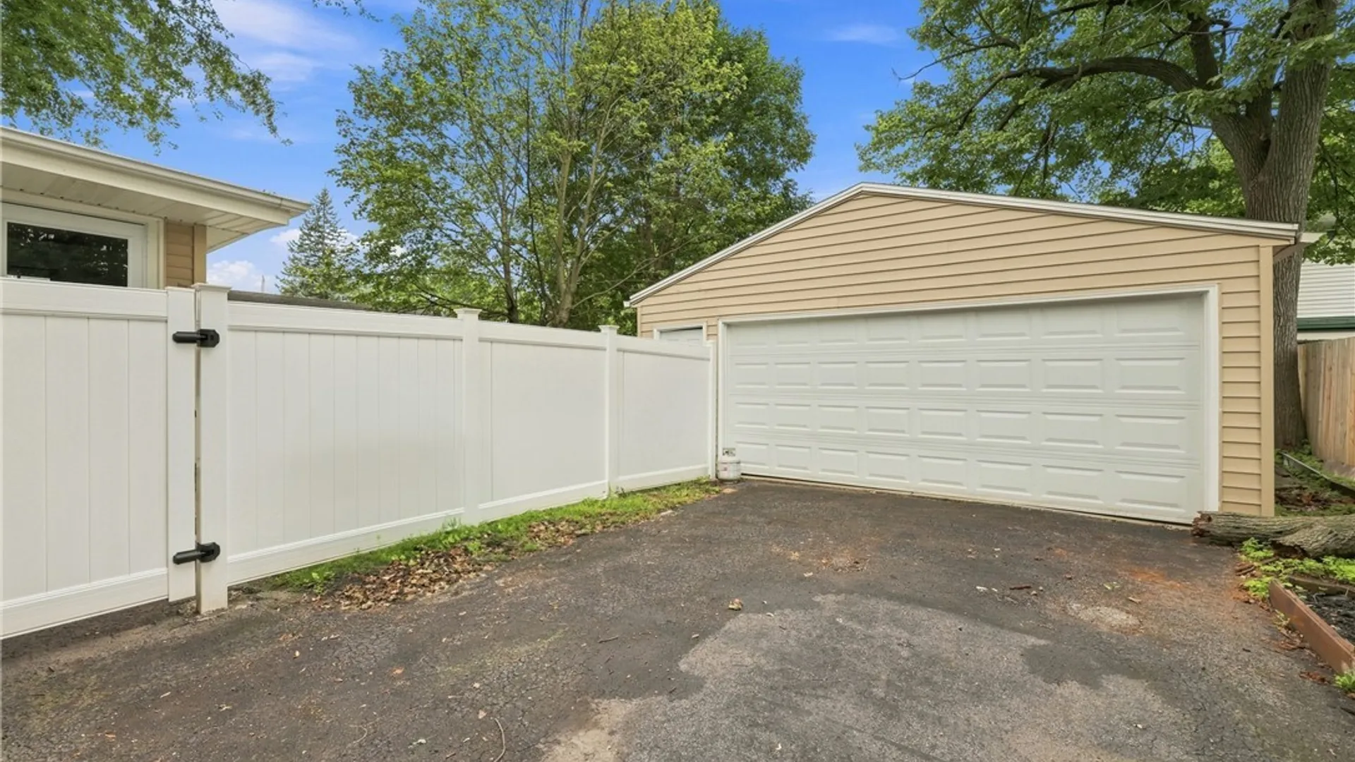 Property at 154 17th Avenue, North Tonawanda, NY 14120 3