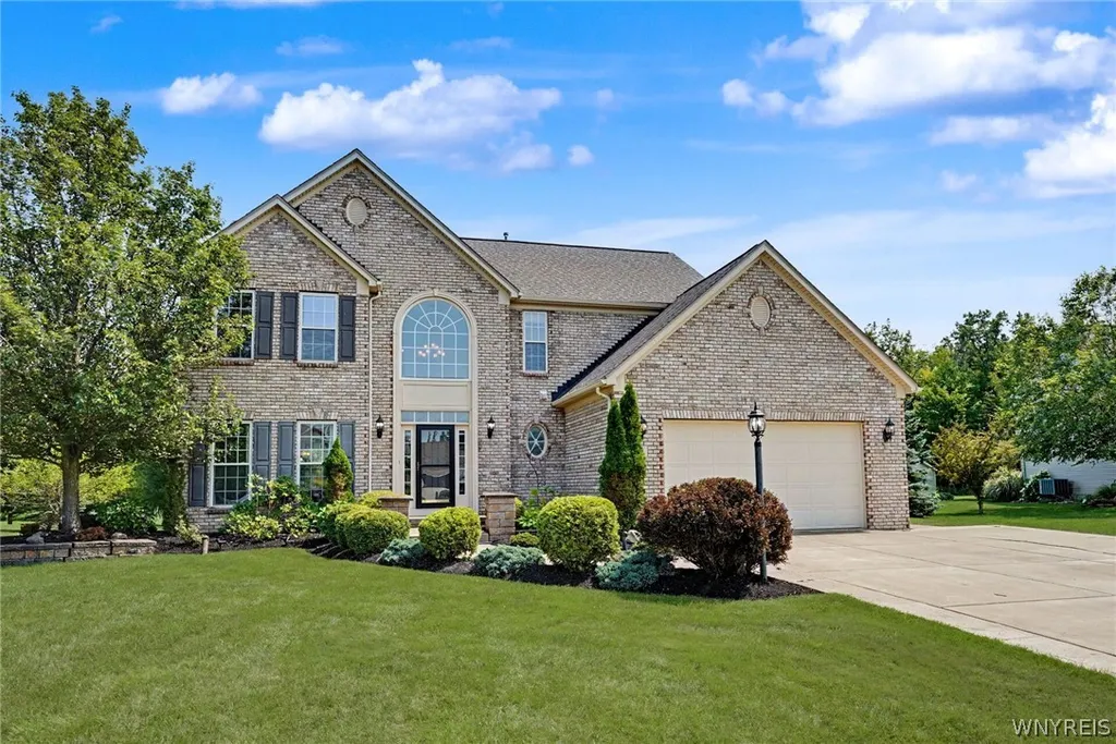 Property at 52 Graystone Lane, Orchard Park, NY 14127