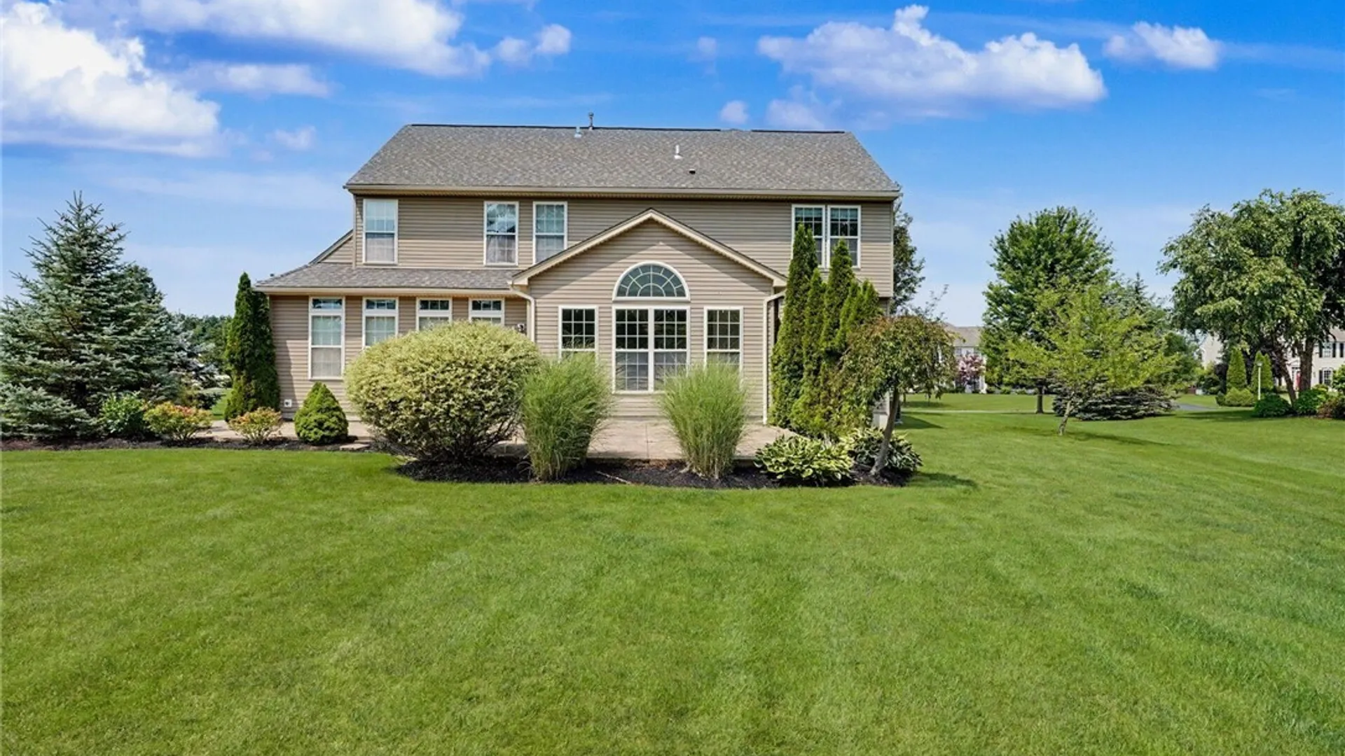 Property at 52 Graystone Lane, Orchard Park, NY 14127 4