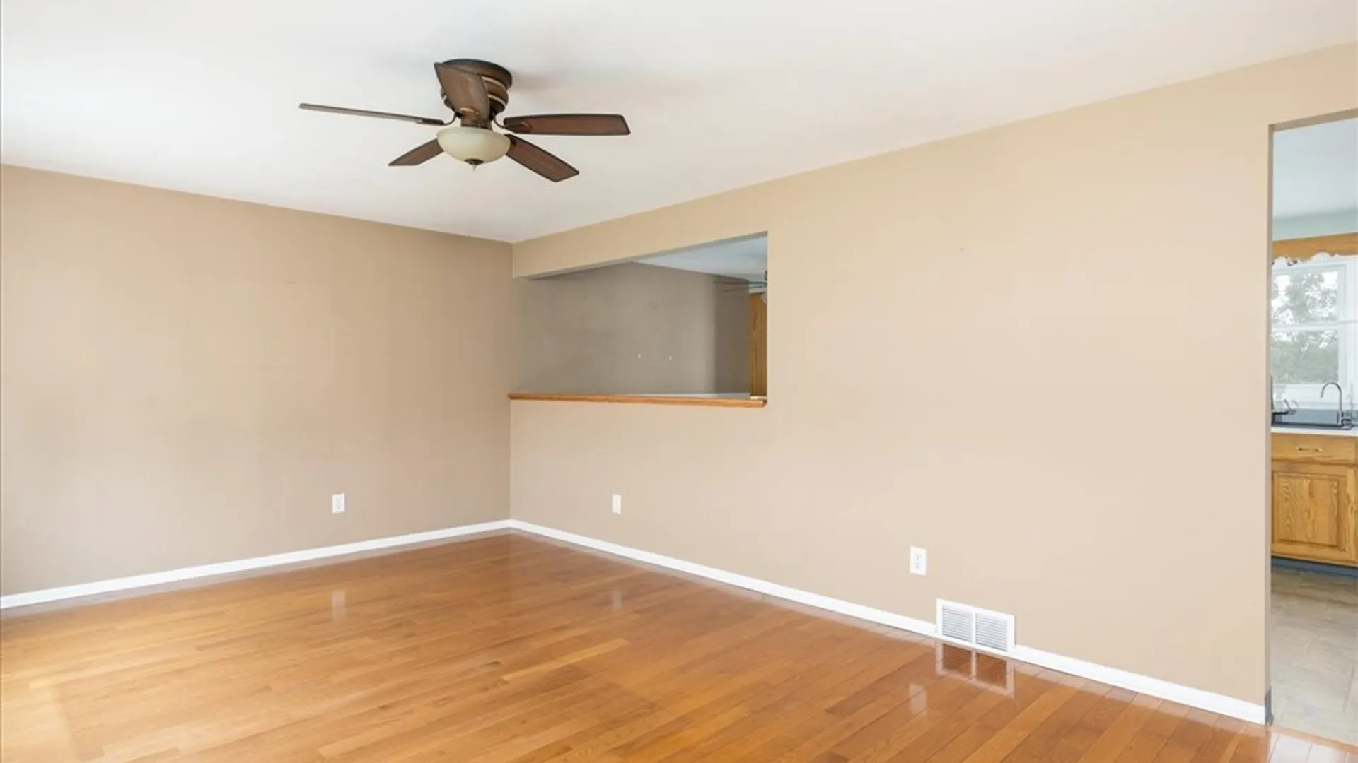 Property at 38 Mary Lou Lane, Cheektowaga, NY 14043 6