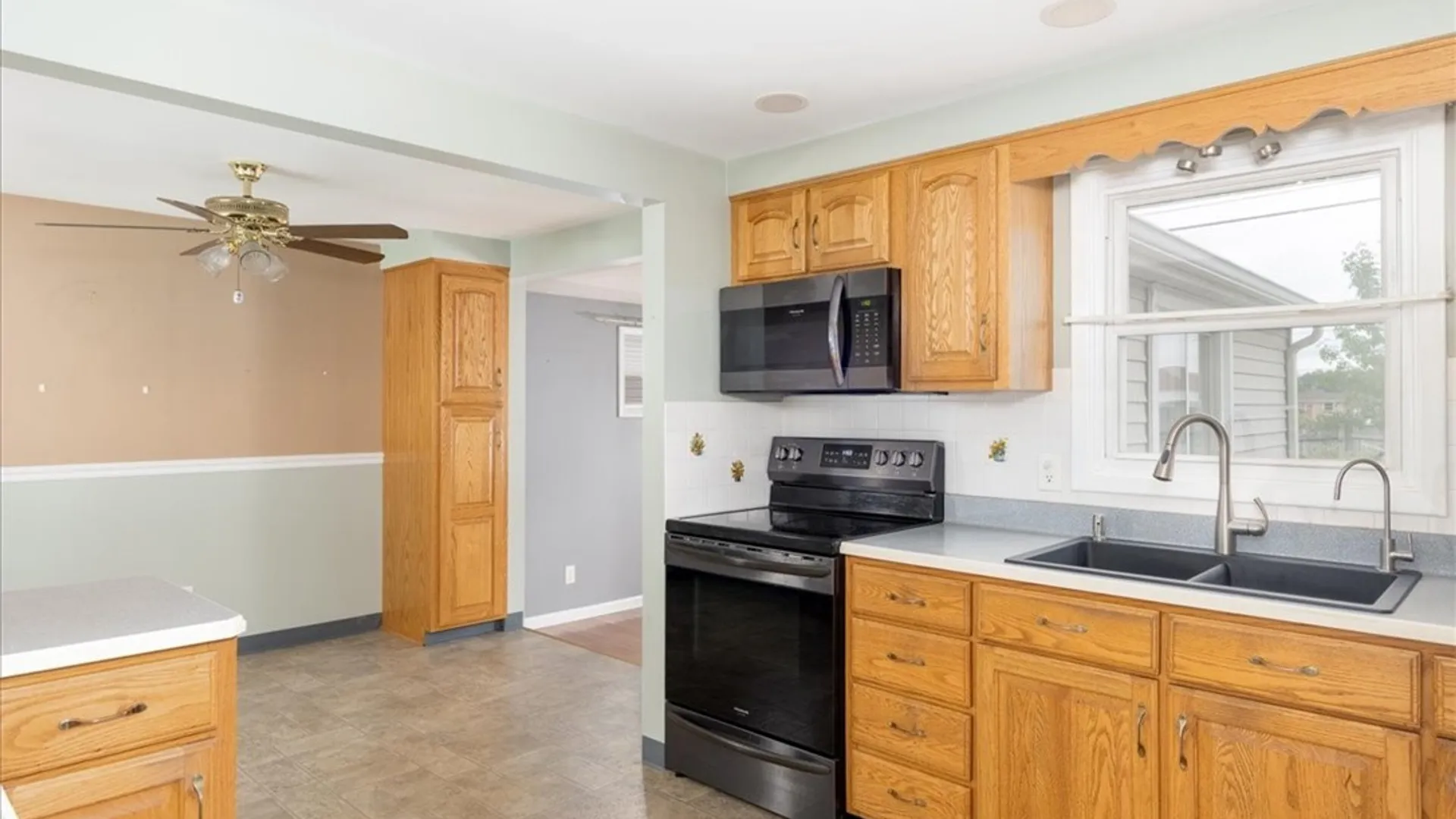 Property at 38 Mary Lou Lane, Cheektowaga, NY 14043 7
