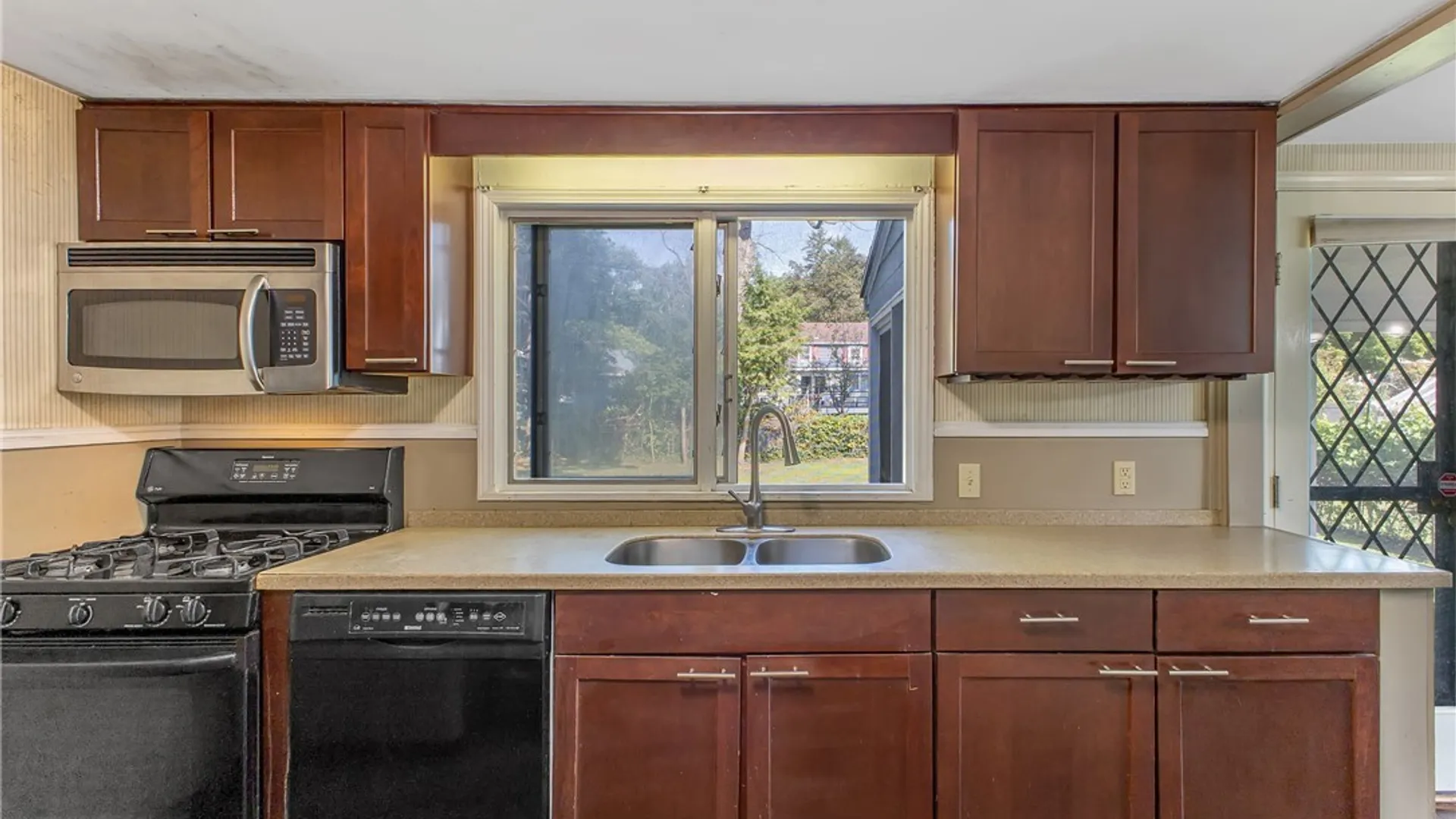 Property at 1207 Comstock Avenue, Syracuse, NY 13210 12
