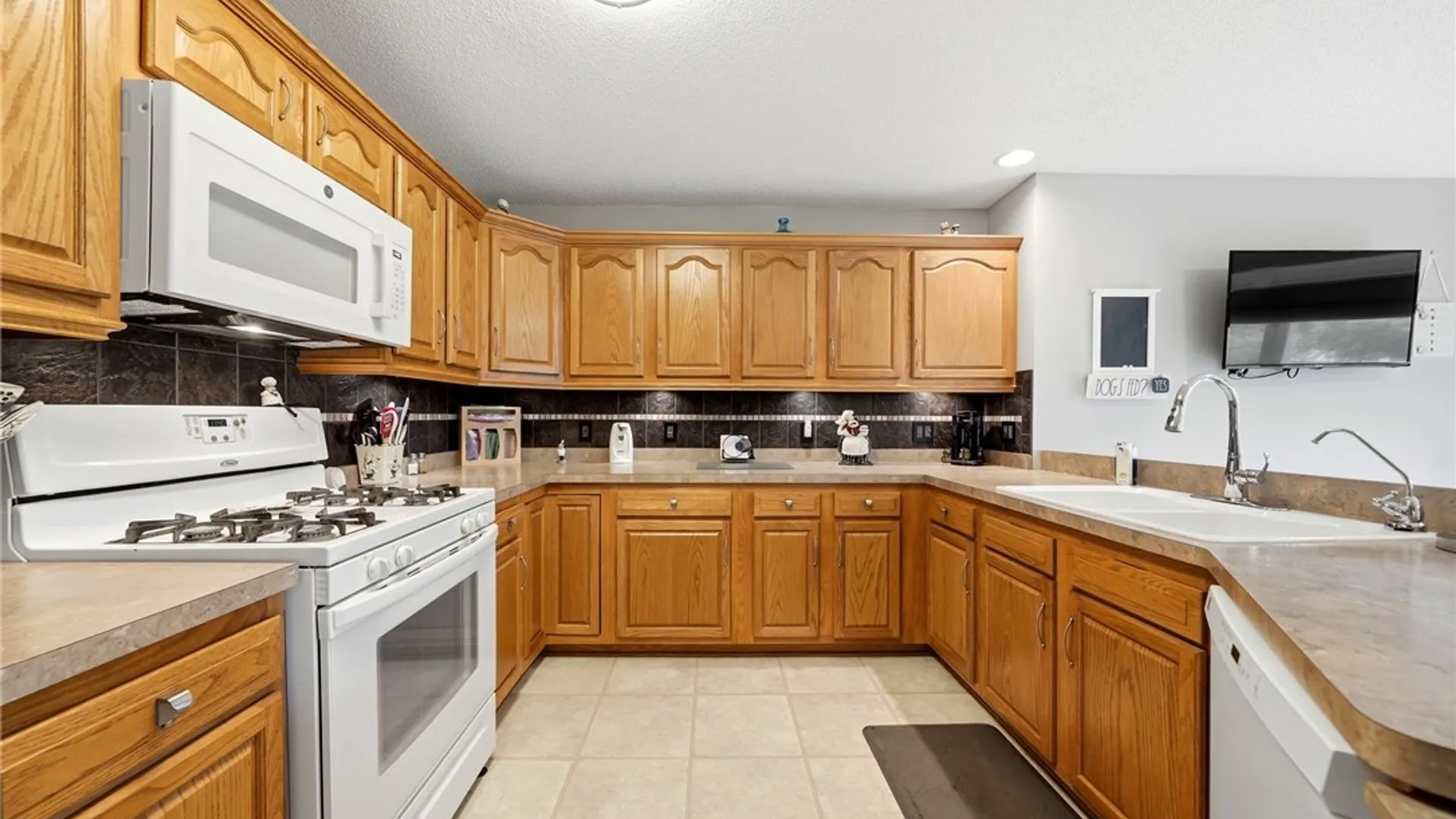 Property at 2 Alexander Parkway, Pendleton, NY 14120 7