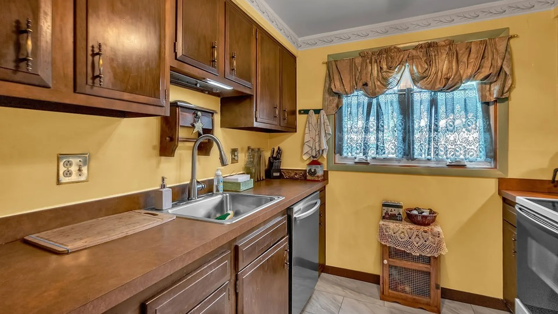 Property at 301 Charlesgate Circle, Amherst, NY 14051 9