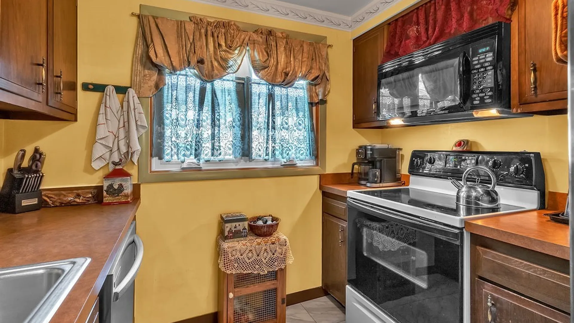 Property at 301 Charlesgate Circle, Amherst, NY 14051 10