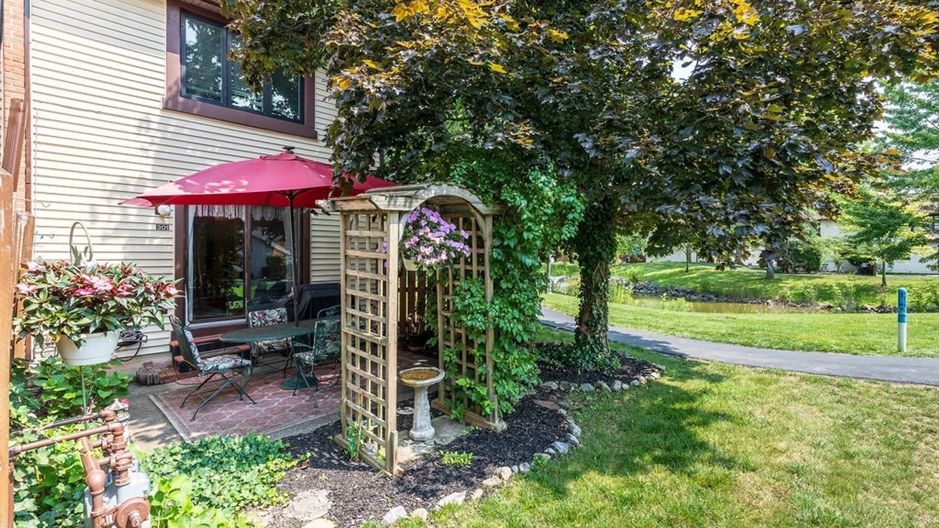 Property at 301 Charlesgate Circle, Amherst, NY 14051 28