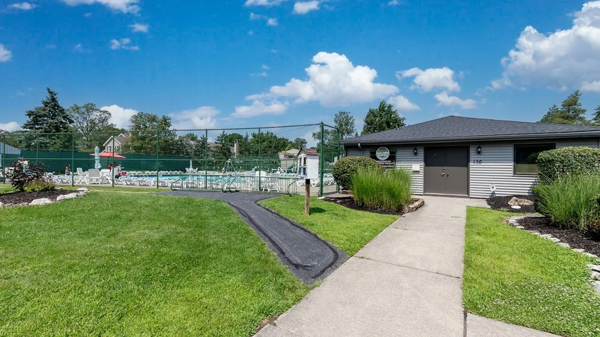 Property at 301 Charlesgate Circle, Amherst, NY 14051 31