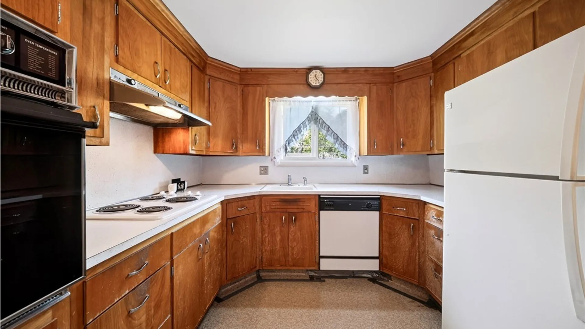 Property at 14 Pickwick Rd, DeWitt, NY 13214 11