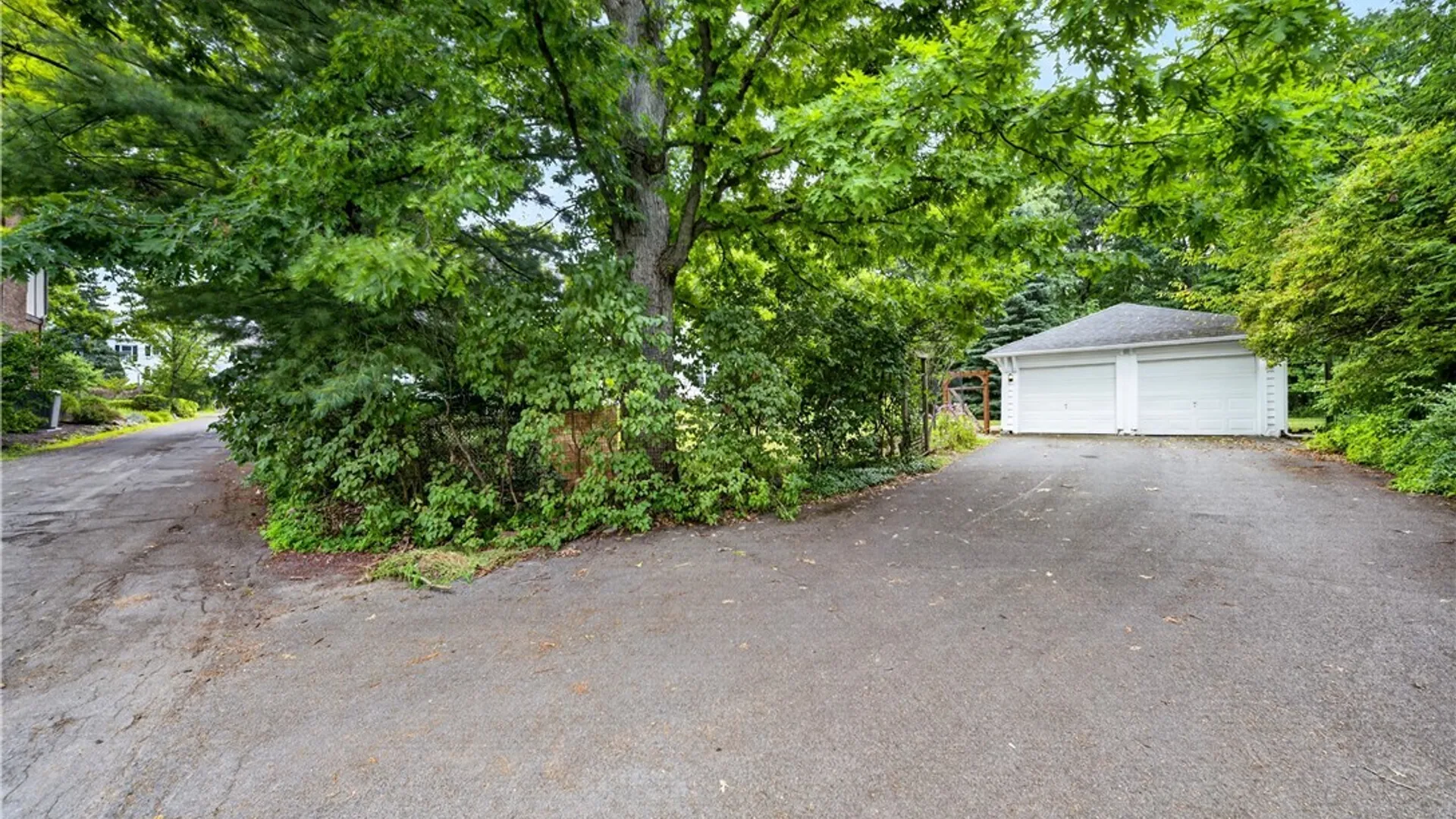 Property at 318 Berkeley Drive, Syracuse, NY 13210 34