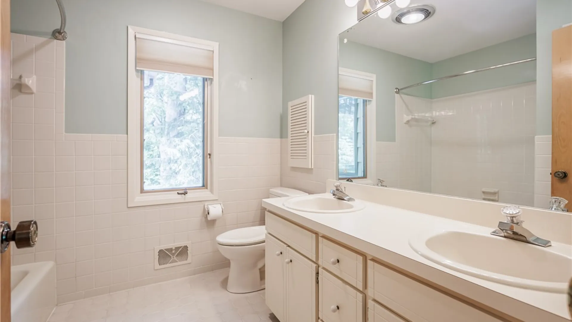 Property at 17 Tuliptree Lane, Irondequoit, NY 14617 31