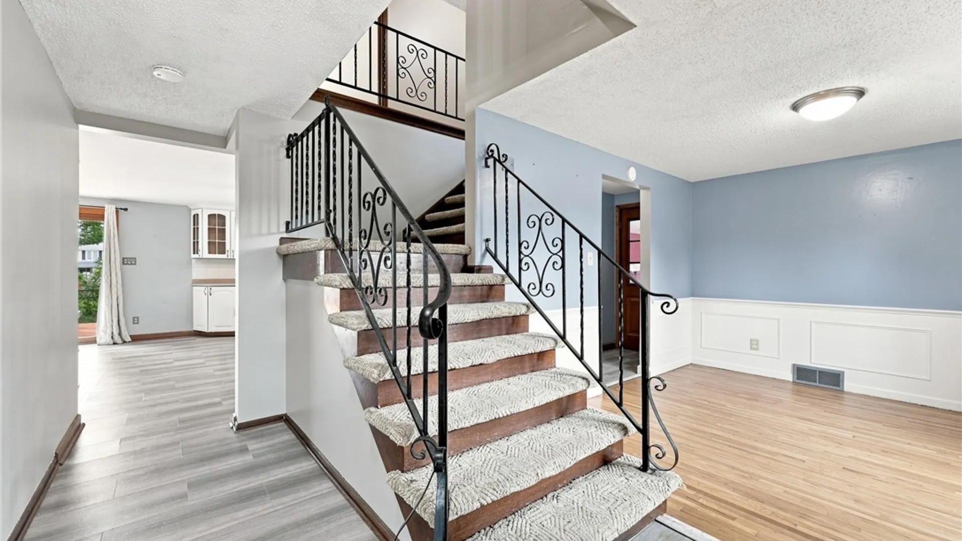 Property at 102 Lou Drive, Cheektowaga, NY 14043 14