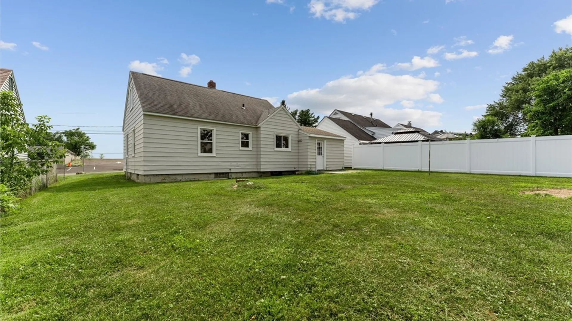 Property at 635 Delmar Place, Salina, NY 13208 32