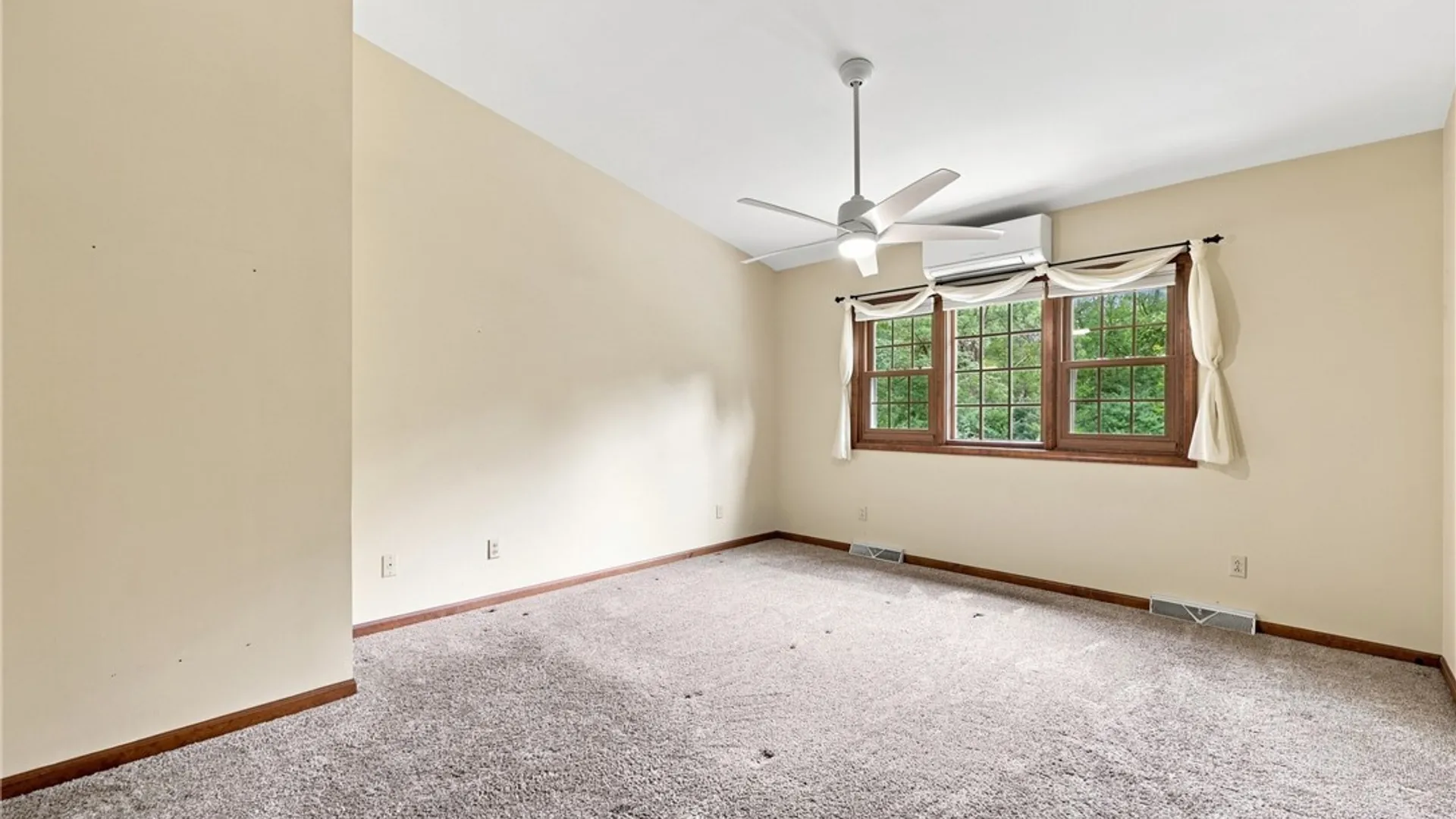 Property at 181 Bridle Path, Orchard Park, NY 14127 16