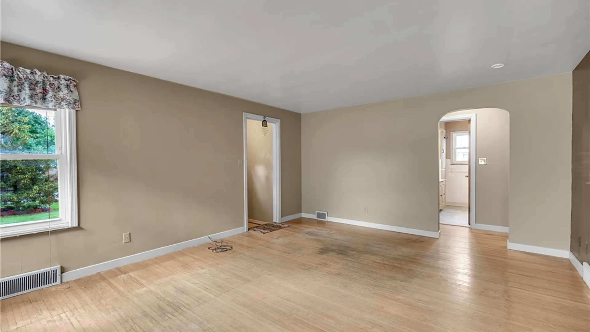 Property at 372 Woodland Drive, Tonawanda, NY 14223 8