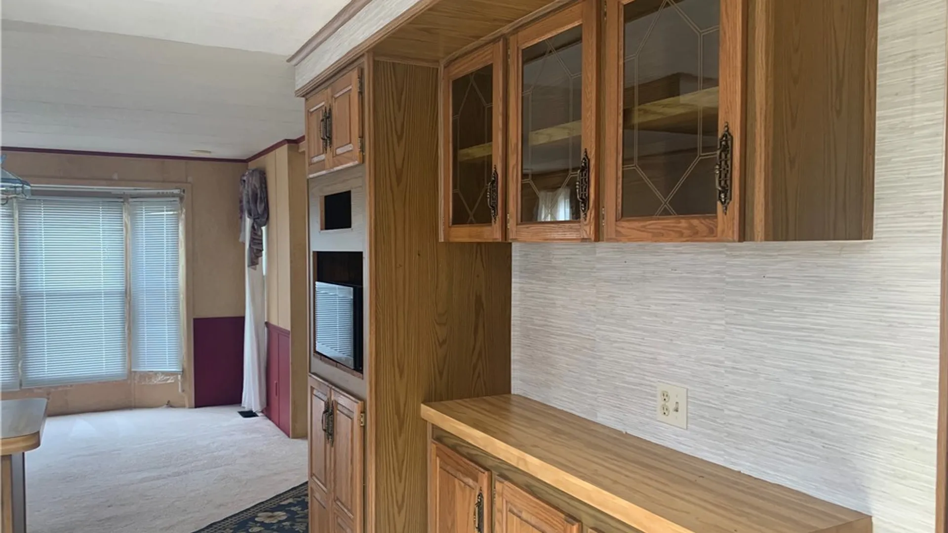 Property at 4 N Whispering Lane, Hamburg, NY 14075 6