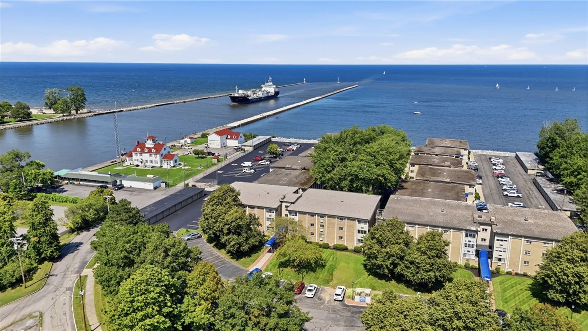 Property at 811 Westage At The Harbor, Irondequoit, NY 14617 41