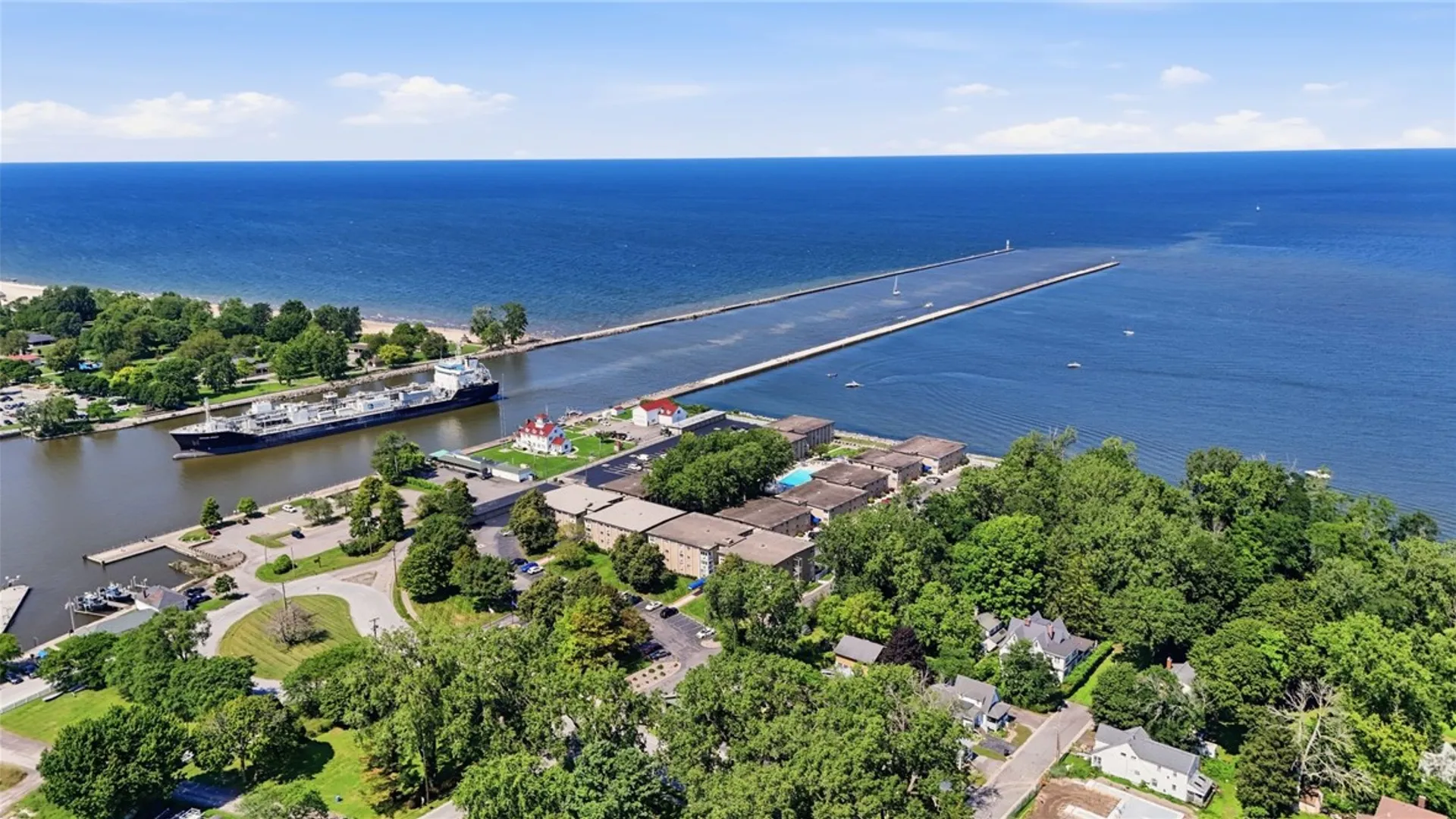 Property at 811 Westage At The Harbor, Irondequoit, NY 14617 46
