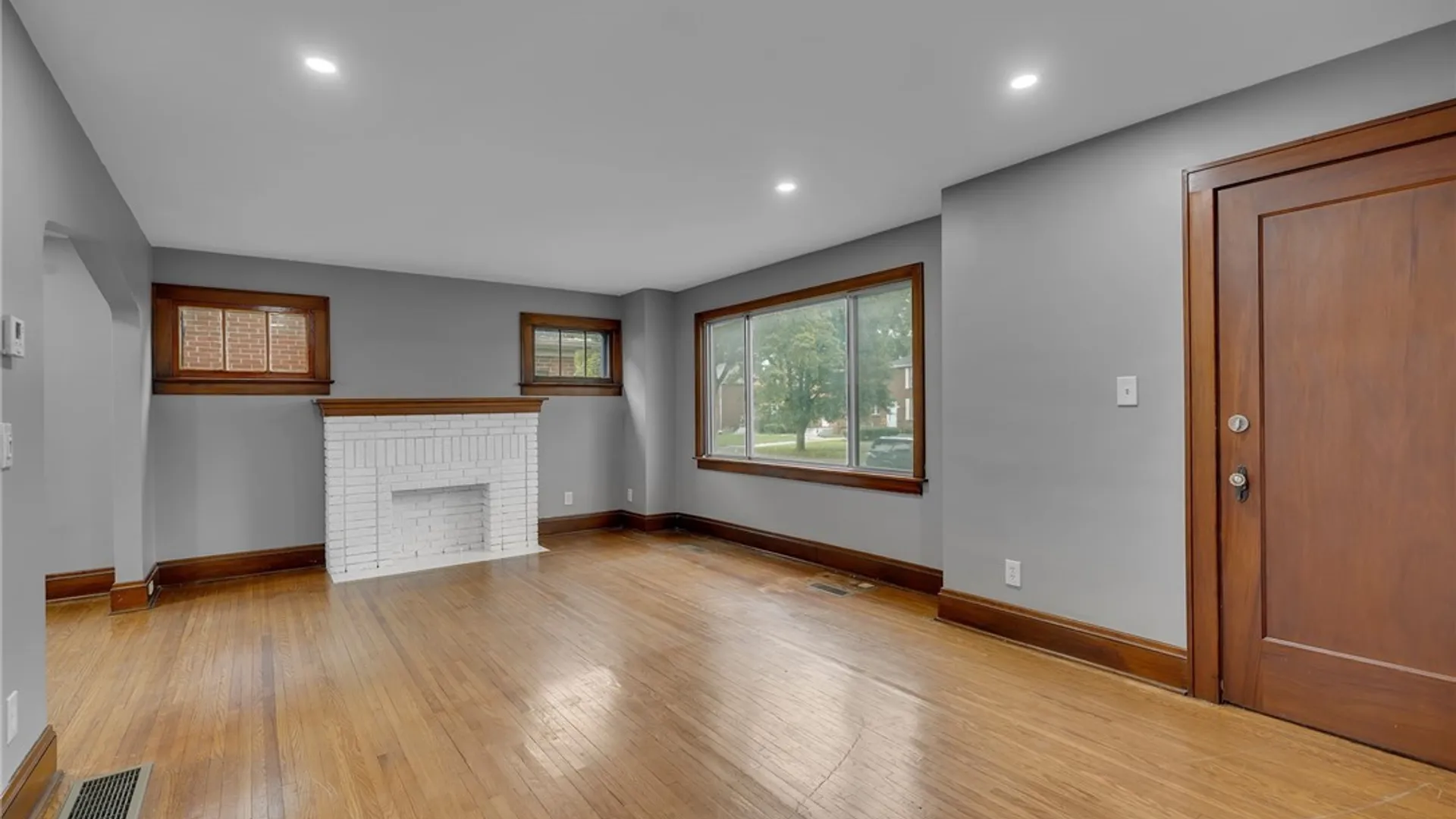Property at 26 Concord Pl, Cheektowaga, NY 14215 4