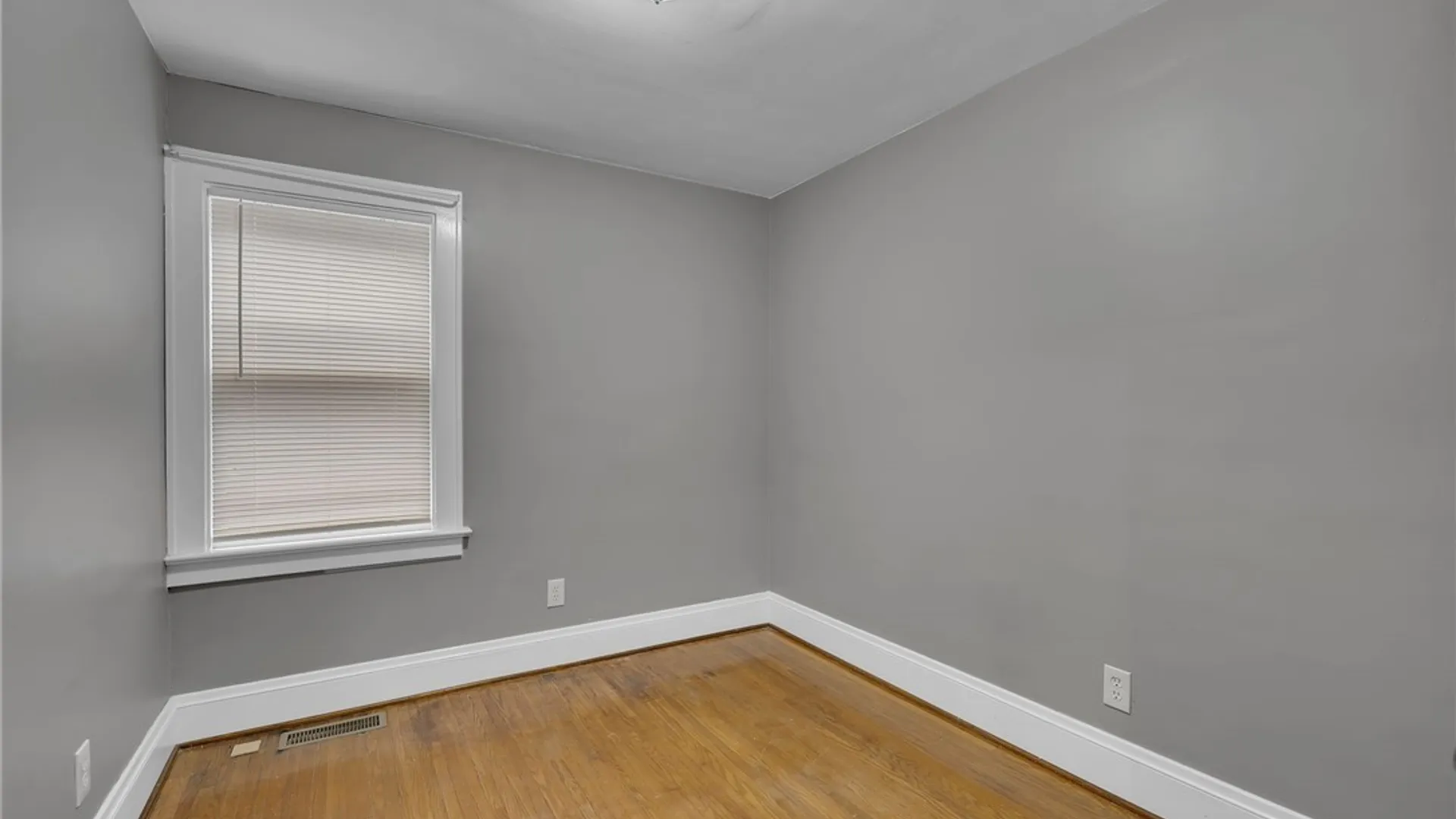 Property at 26 Concord Pl, Cheektowaga, NY 14215 14
