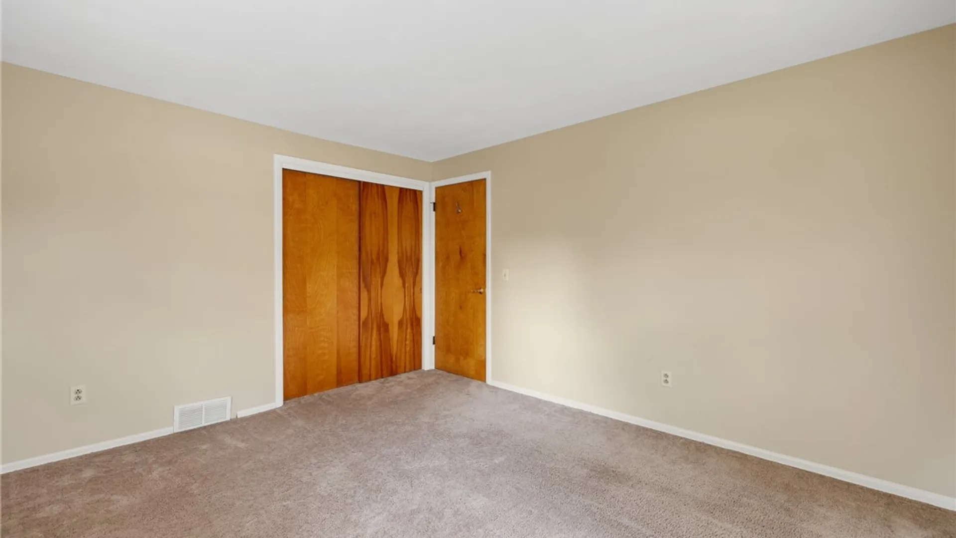 Property at 10 Medallion Drive, Greece, NY 14626 20
