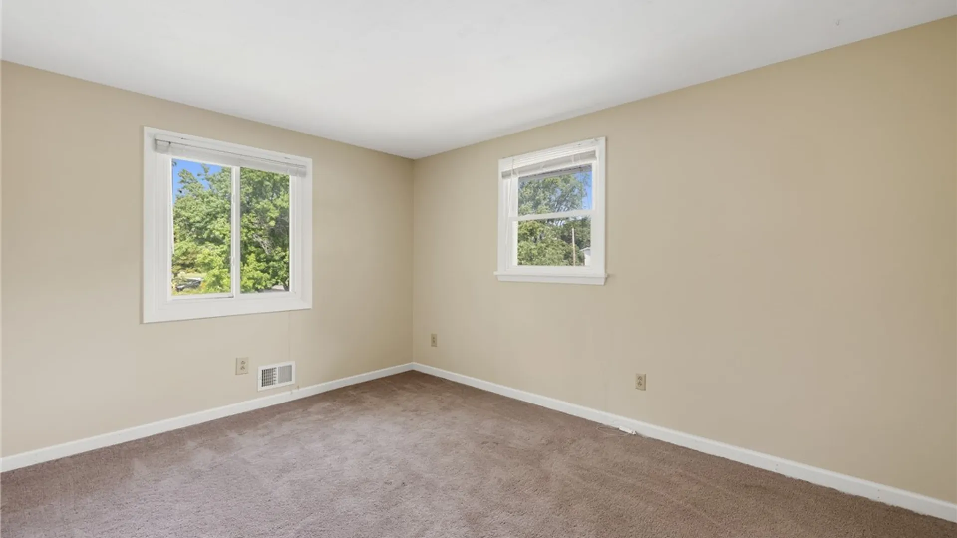 Property at 10 Medallion Drive, Greece, NY 14626 21