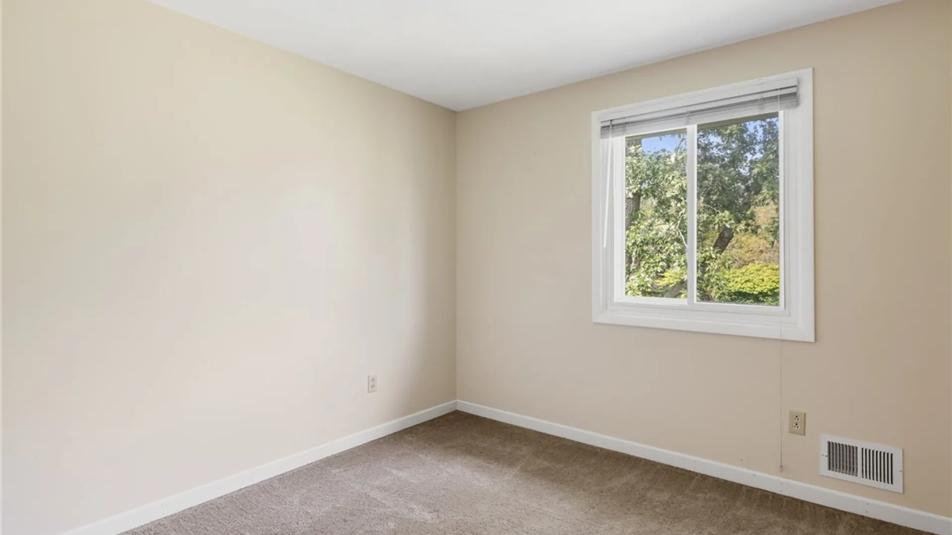 Property at 10 Medallion Drive, Greece, NY 14626 23