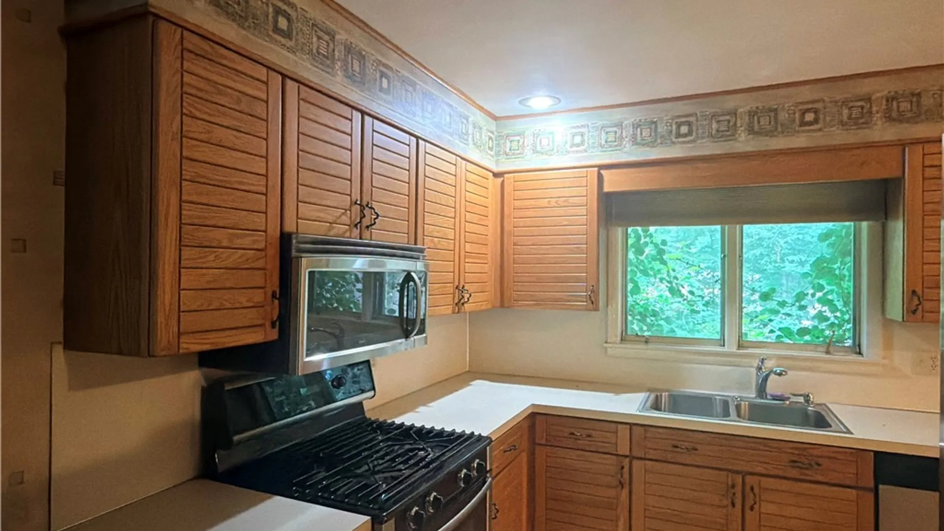 Property at 113 Munro Drive, Camillus, NY 13031 13