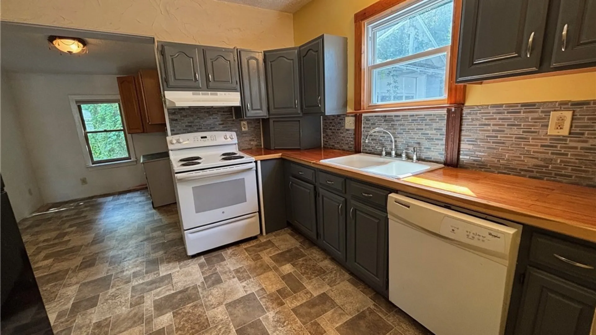 Property at 27 Elderkin Avenue, Camillus, NY 13031 10