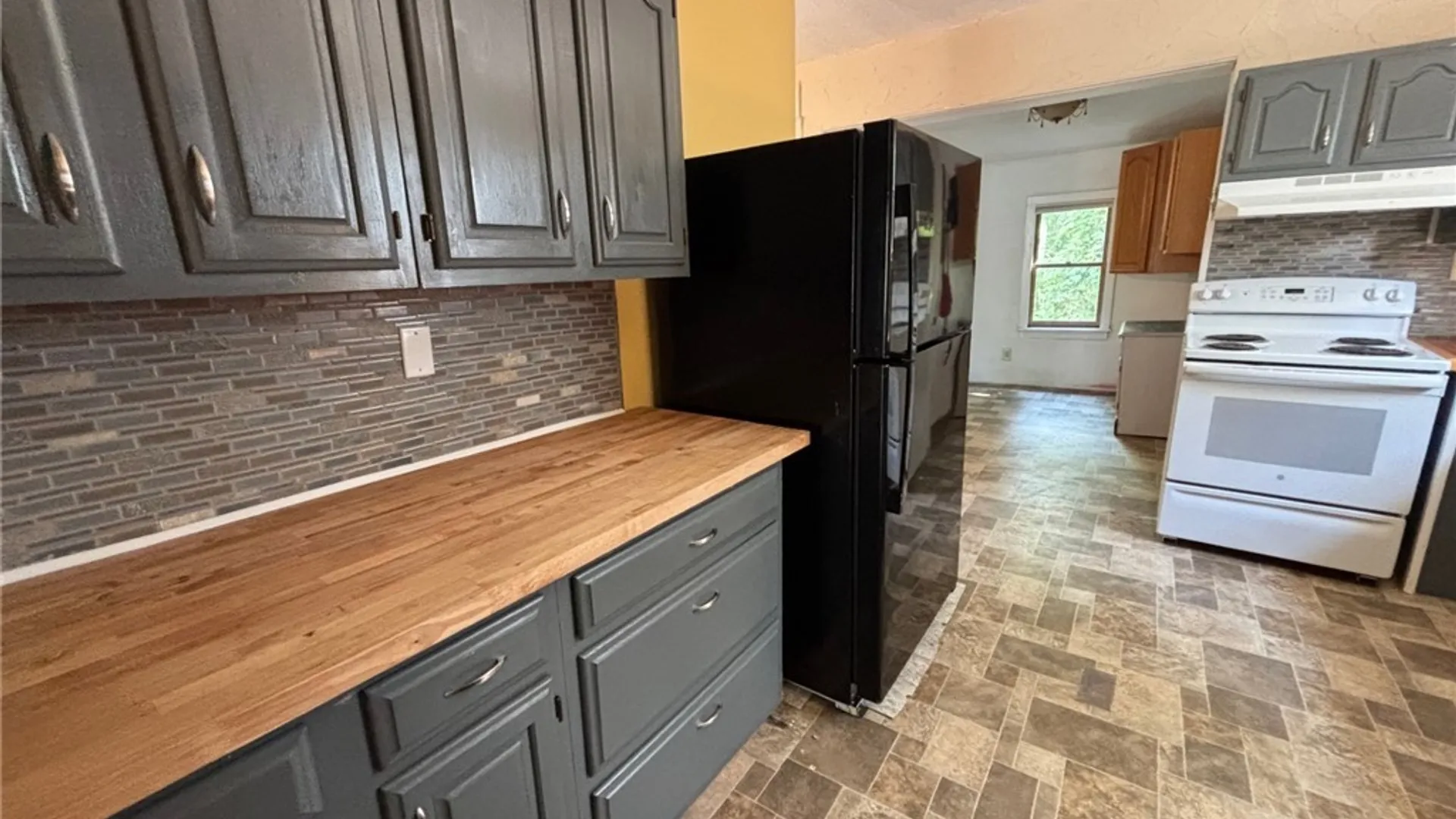 Property at 27 Elderkin Avenue, Camillus, NY 13031 12