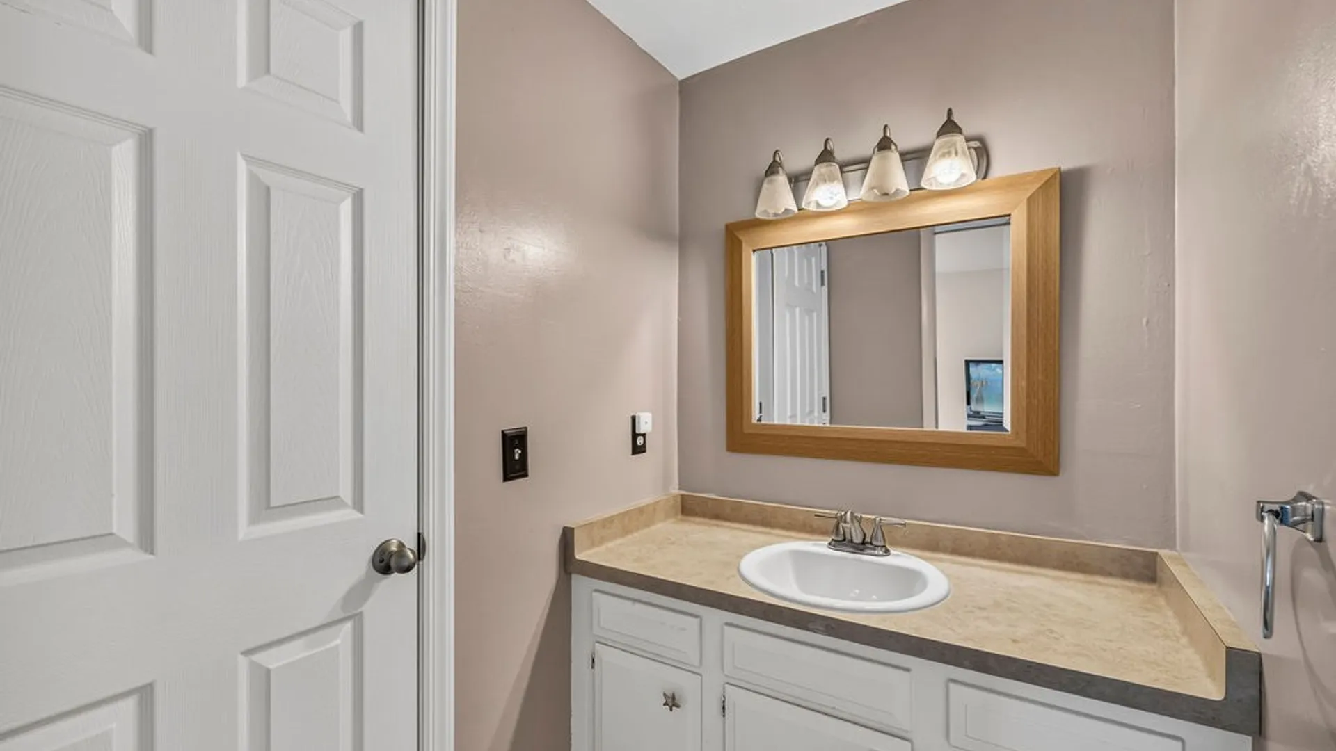 Property at 1208 Charlesgate Circle, Amherst, NY 14051 25