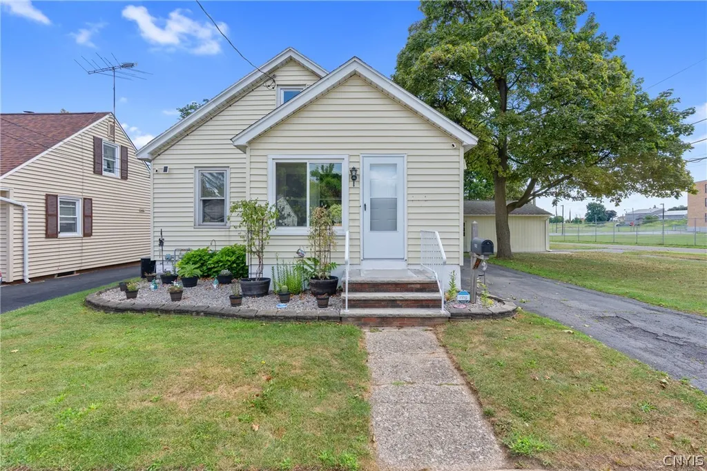 Property at 102 Marsden Road, Salina, NY 13208