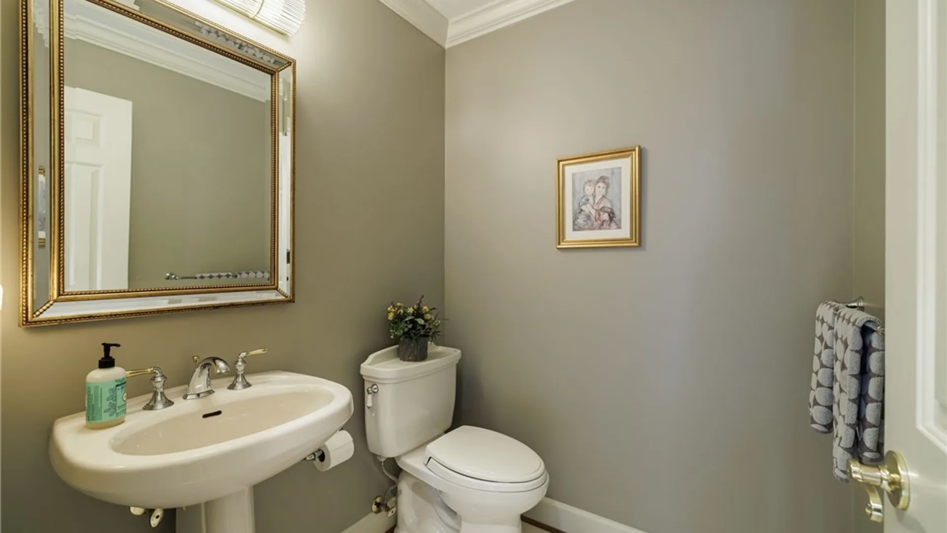 Property at 8 Folkestone Lane, Penfield, NY 14526 24