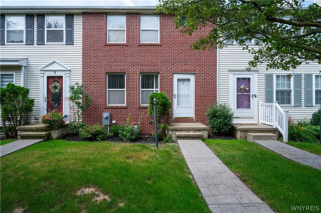 Property at 7 Queens Guard Walk, Tonawanda, NY 14150