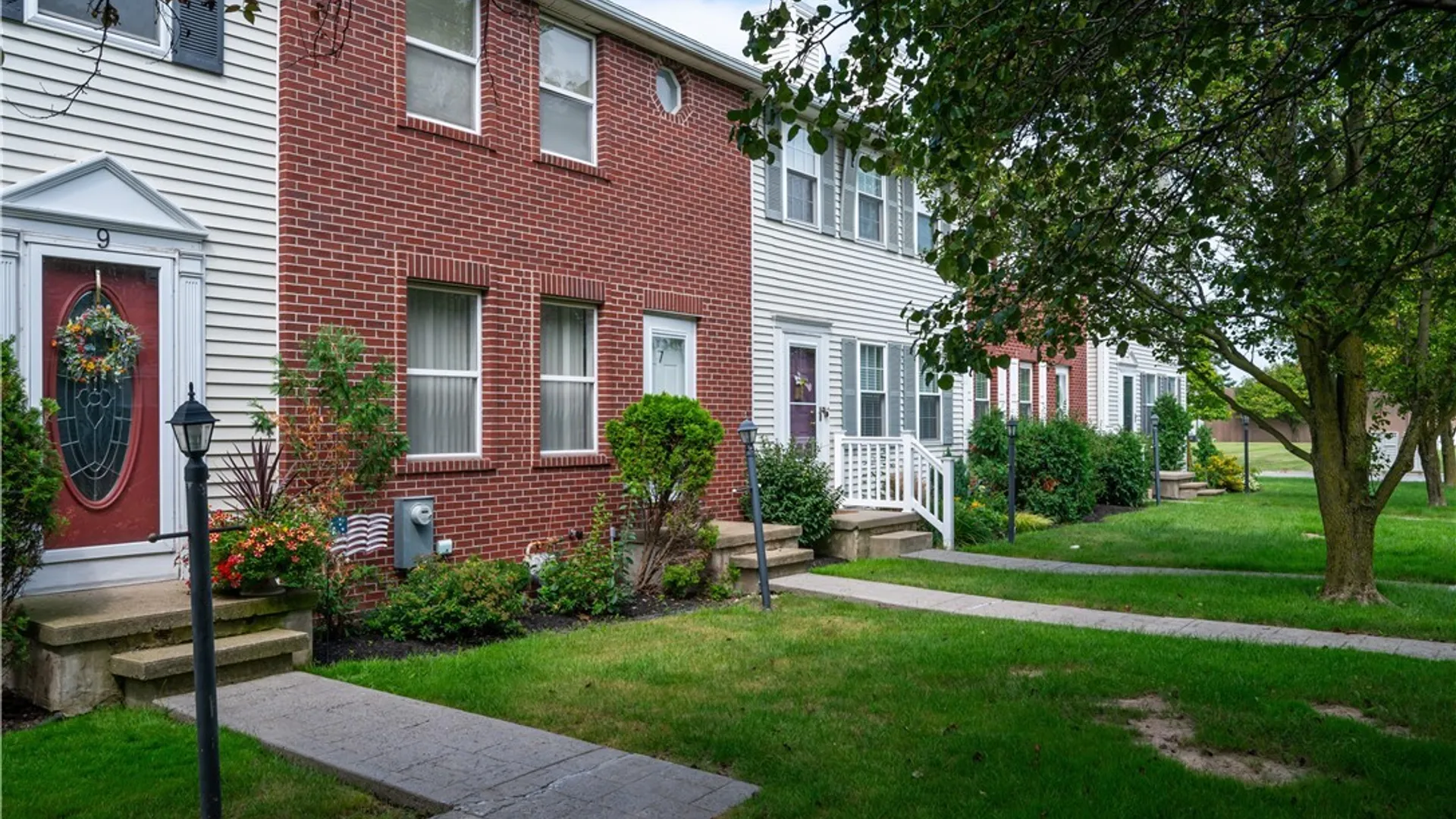Property at 7 Queens Guard Walk, Tonawanda, NY 14150 3