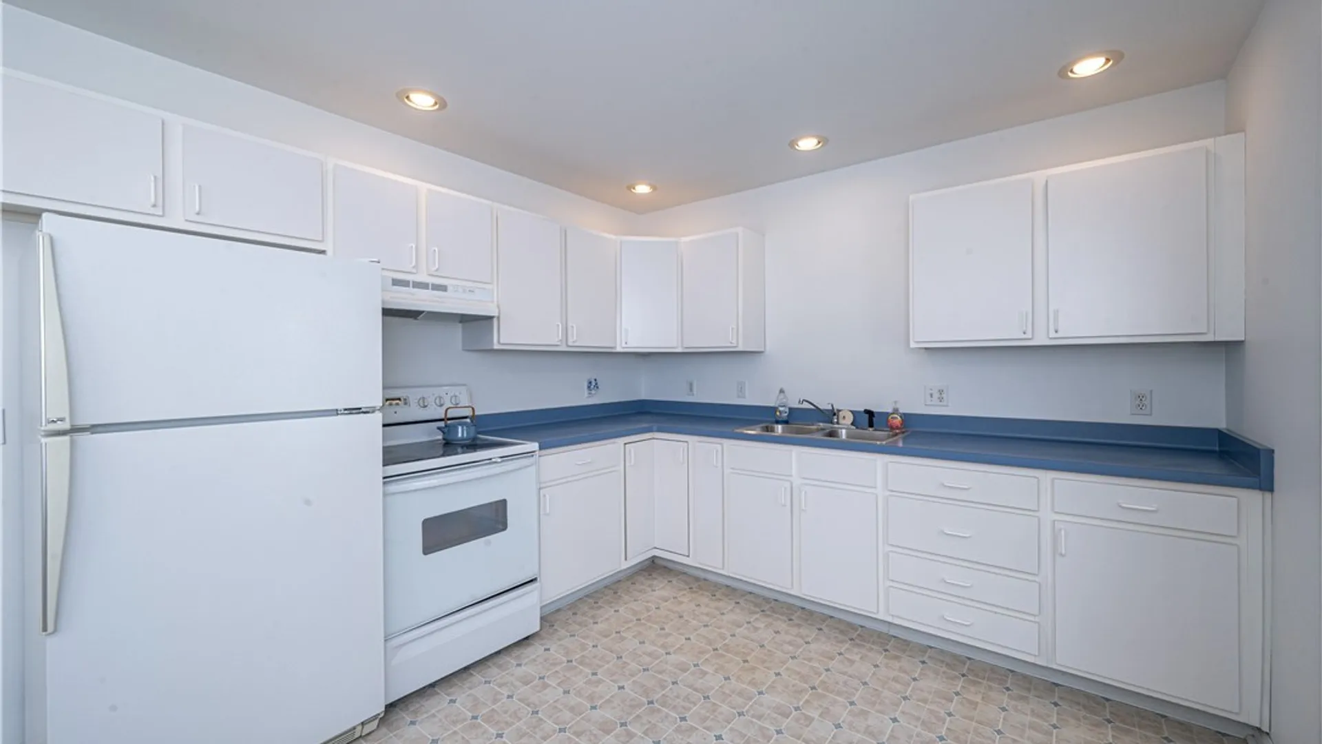 Property at 7 Queens Guard Walk, Tonawanda, NY 14150 8
